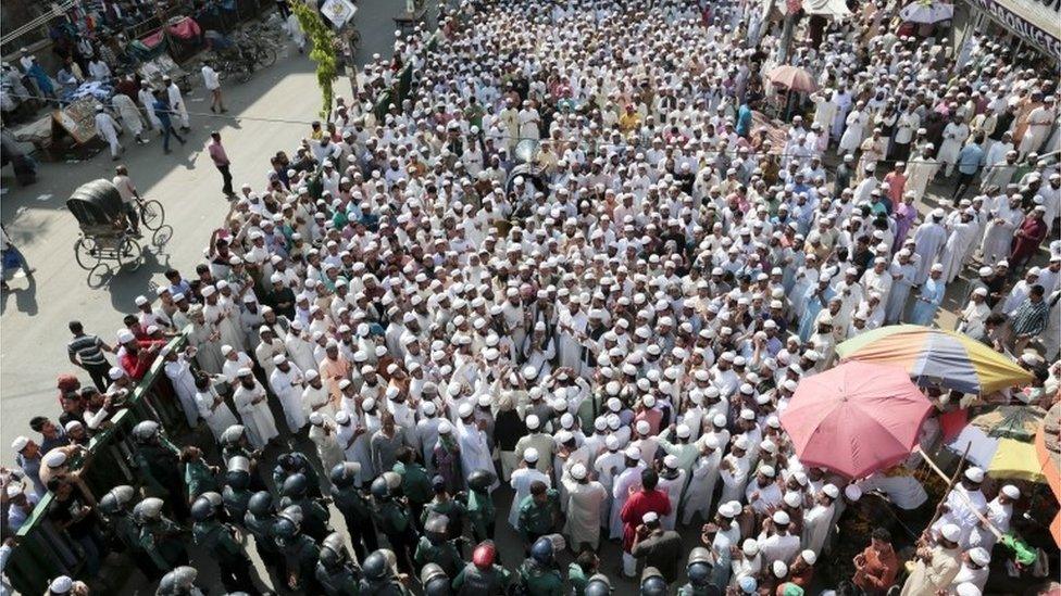 Thousands protest to demand the removal of a statue of the Goddess of Justice outside the Supreme Court building in Bangladesh, 24 February, 2017