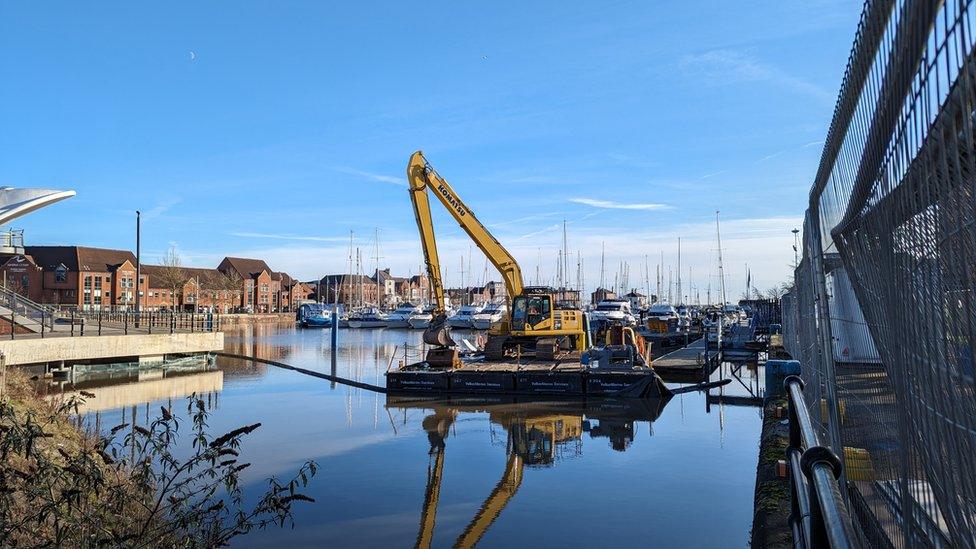 A crane on a pontoon in Hull Marina