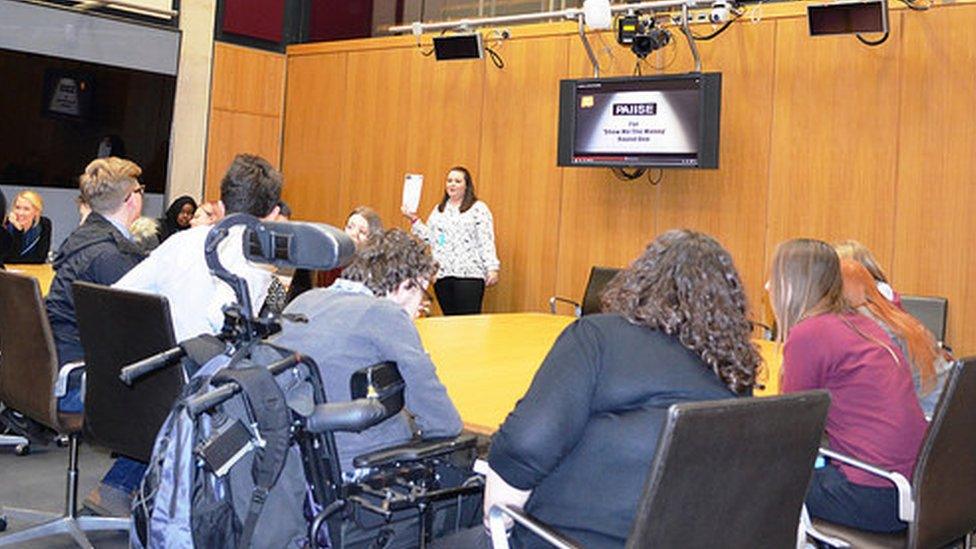 Lizzy Fauvel giving a political workshop with young people