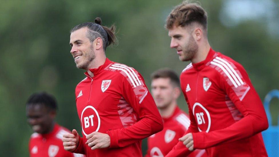 Gareth Bale a Joe Rodon