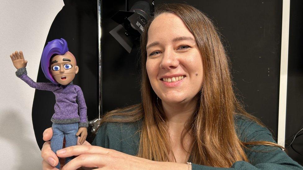 Maraike Kraemer with a purple puppet