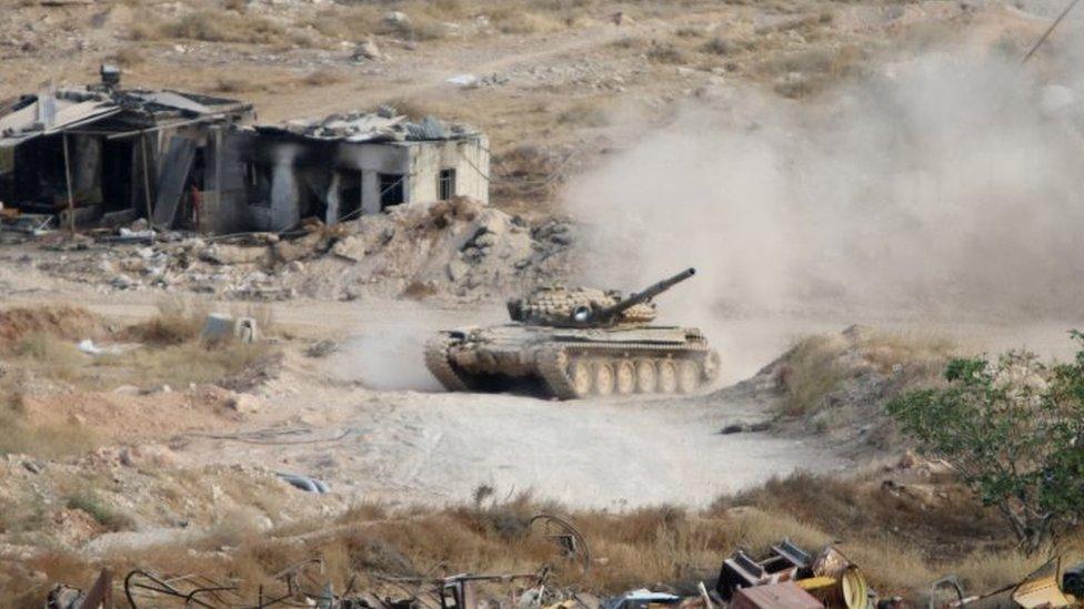 A Syrian tank fires in Harasta, northeast of Damascus, Syria (22 October 2015)