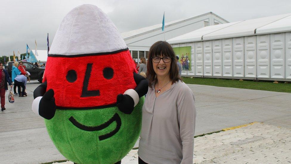 Mr. a Mrs. Urdd...Sioned Hughes, Prif Weithredwr yr Urdd gyda Mistar Urdd