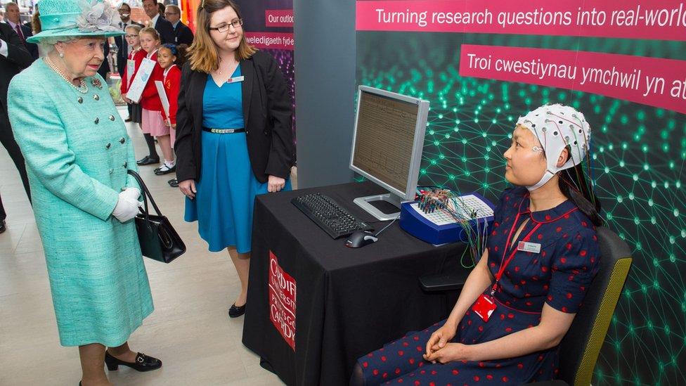 The Queen sees a brain activity scan demonstrated by Dr Grace Xia