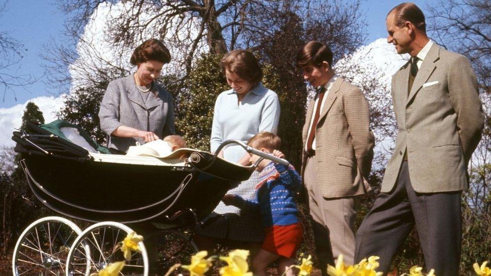 Y Teulu Brenhinol yn nodi pen-blwydd y Frenhines yn 39 oed