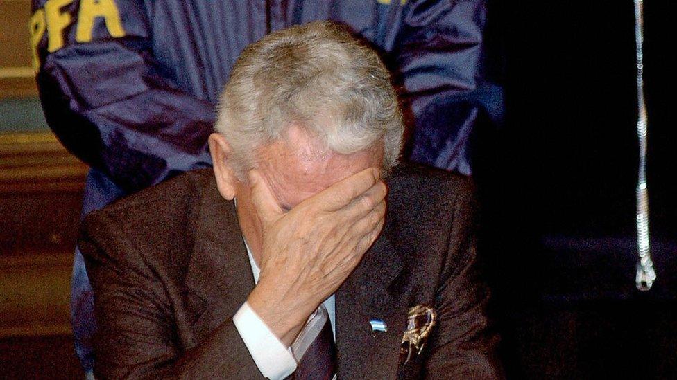 The former director of investigations of the Buenos Aires police, Miguel Etchecolatz, attends the opening hearing of his trial on abduction, torture and murder charges for his role during the 1976-1983 military dictatorship, the first such trial ever in Argentina, 20 June 2006 in La Plata