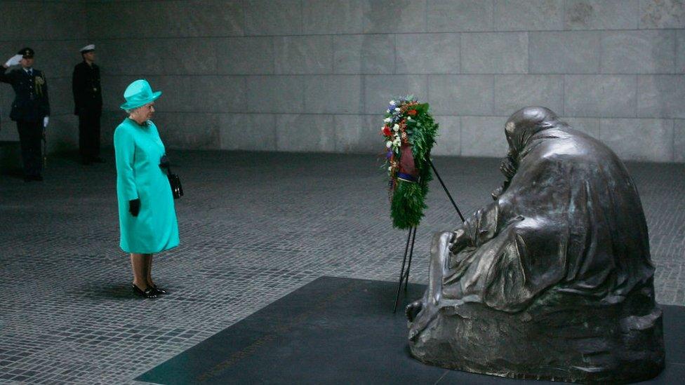 Queen Elizabeth II lays a wreath at a German war memorial 2004