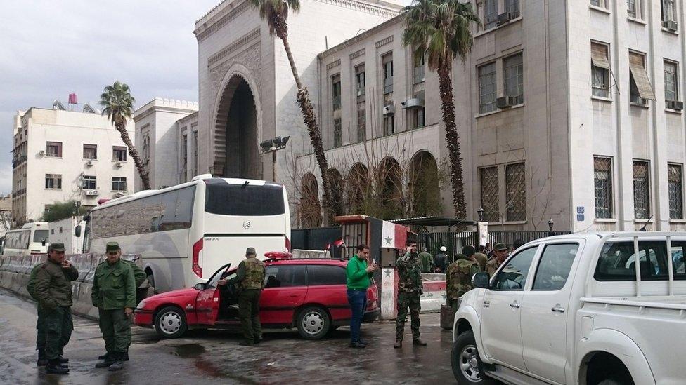 Syrian security forces cordon off the area around the Palace of Justice in central Damascus (15 March 2017)