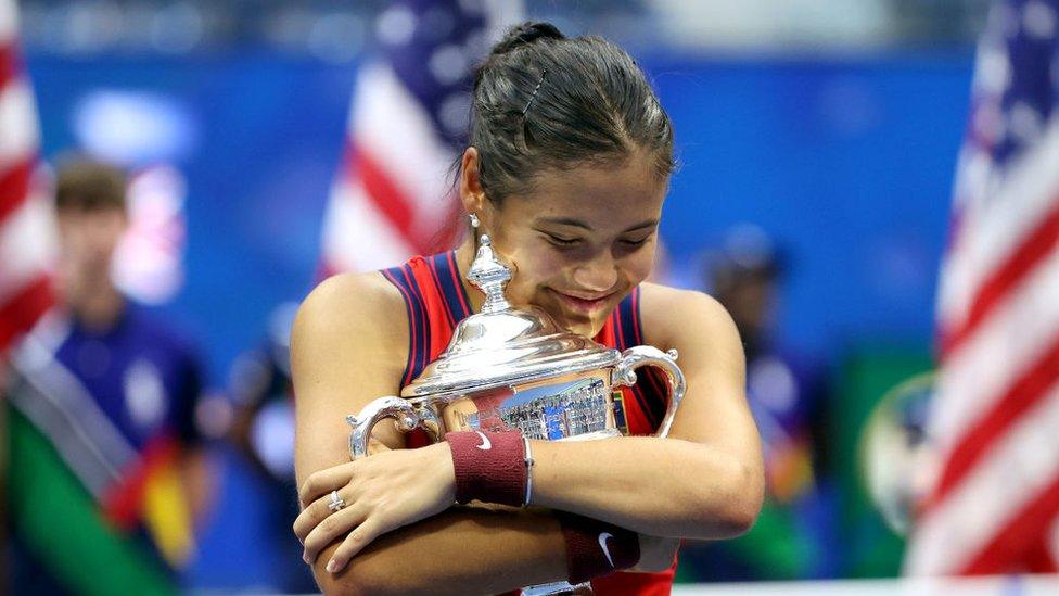 Emma-Raducanu-holding-trophy.