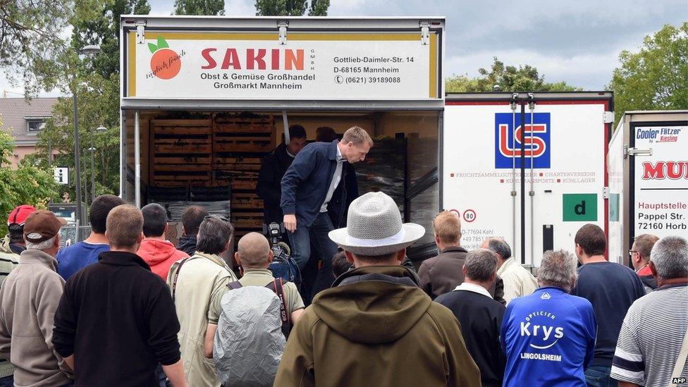 French farmers blocking road near Germany, 27 Jul 15