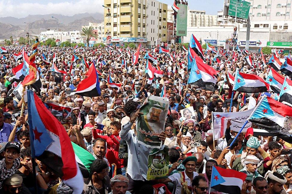 Supporters of Yemen's separatist Southern Transitional Council (STC) demonstrate in Aden on 15 August 2019