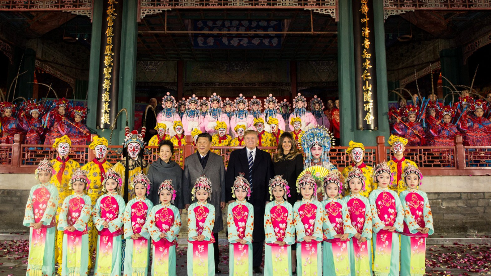 Donald Trump, Xi Jinping and the two first ladies, surrounded by dozens of Chinese performers