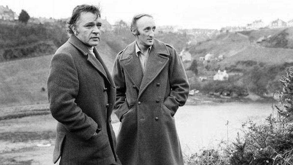 Ryan ar set y ffilm Under Milk Wood gyda Richard Burton yn Ninbych y Pysgod, 1971