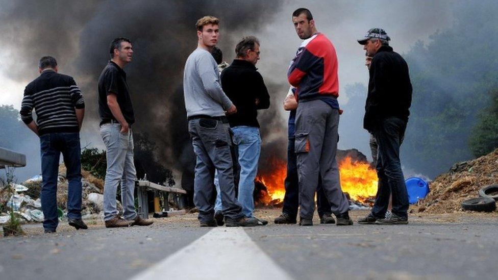 Farmers block main route between Morlaix and Brest in Brittany (22 July)