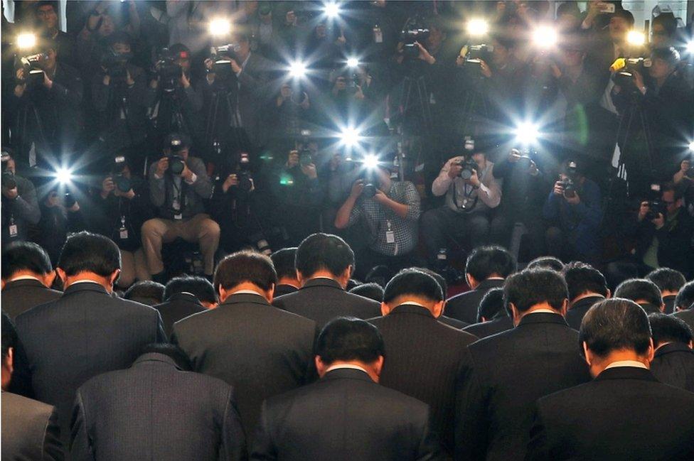 Lawmakers of the ruling South Korean Saenuri Party bow at the National Assembly building in Seoul, South Korea, on 4 November 2016, in a show of apology over a nation-rocking scandal.