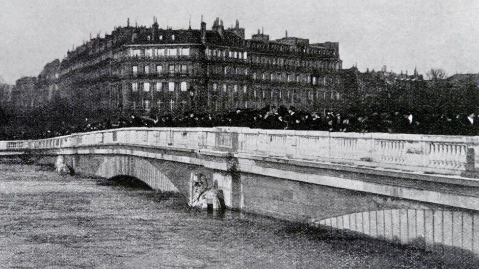 crowds on the Alma Bridge with the water level very high