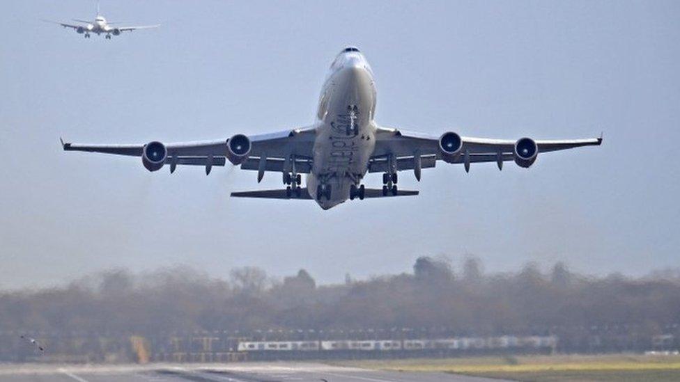 Flights landing at Gatwick