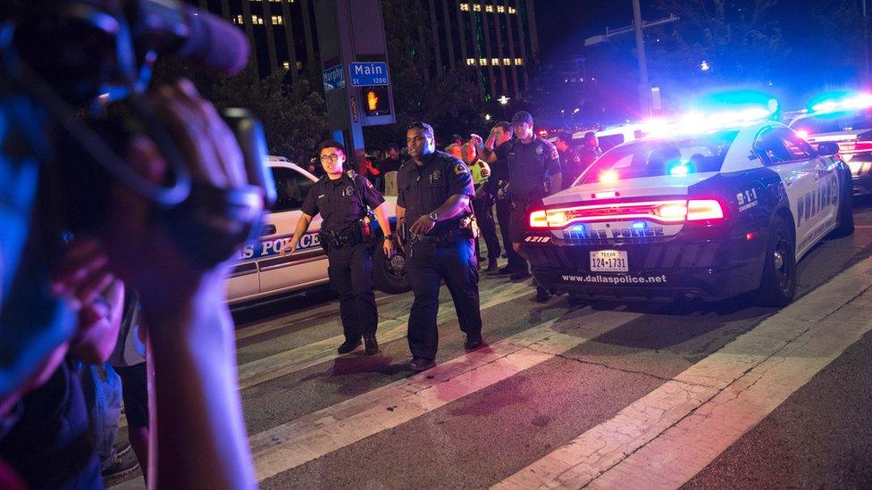 Dallas police officers arrive in numbers to scene of shooting - July 2016