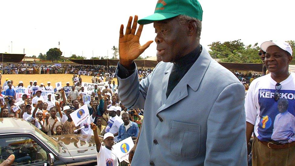 OUIDAH, BENIN: A picture taken 02 March 2001 in Ouidah, 40 km from Cotonou, shows Benin's incumbent President Mathieu Kerekou waving to supporters during an electoral meeting