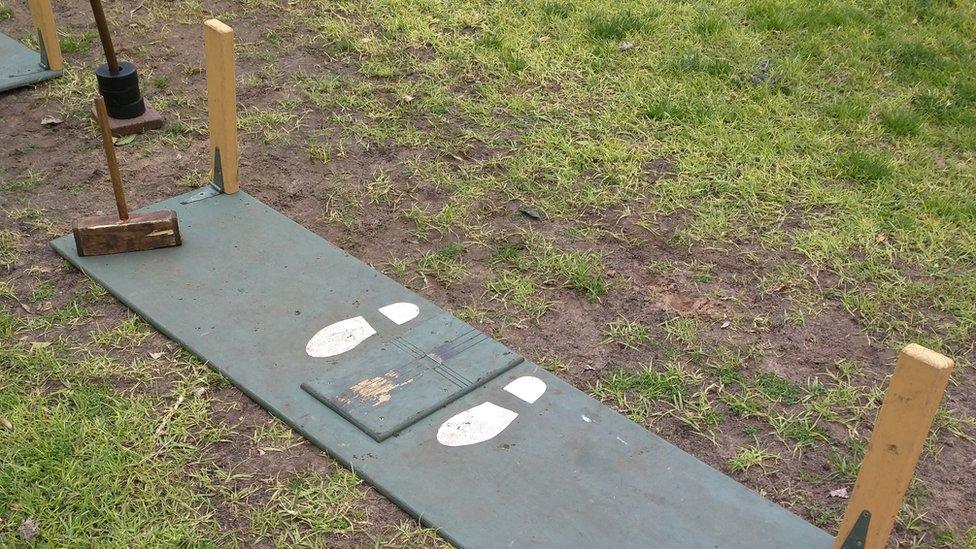 A trugo starting position, showing painted shoes painted on a mat to indicate which way a player should face