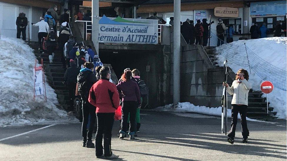 Queues at Plateau de Beille