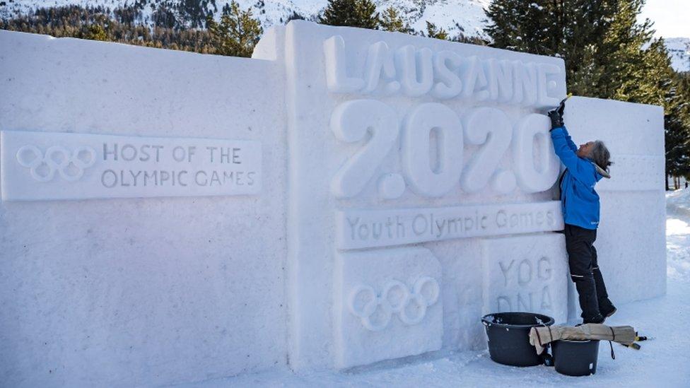 Woman-carves-olympic-logo-in-ice.