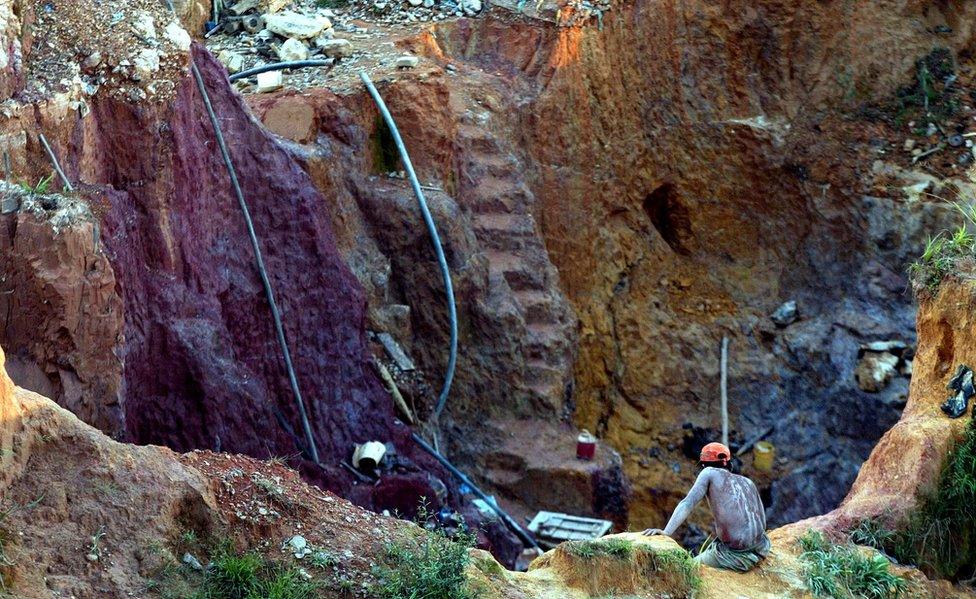 Unlicensed gold mine near Las Cristinas, southern Venezuela, 2005 file pic