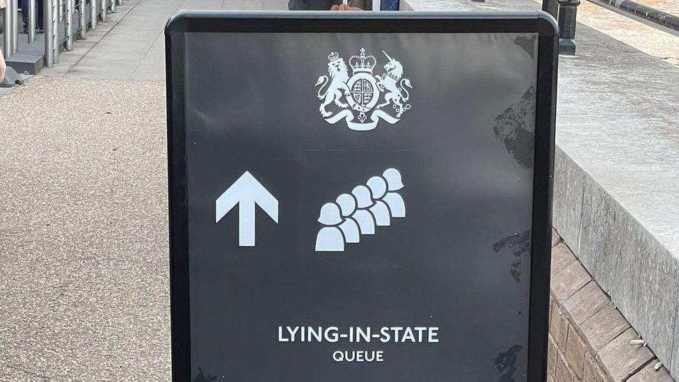 Lying-in-state queue sign