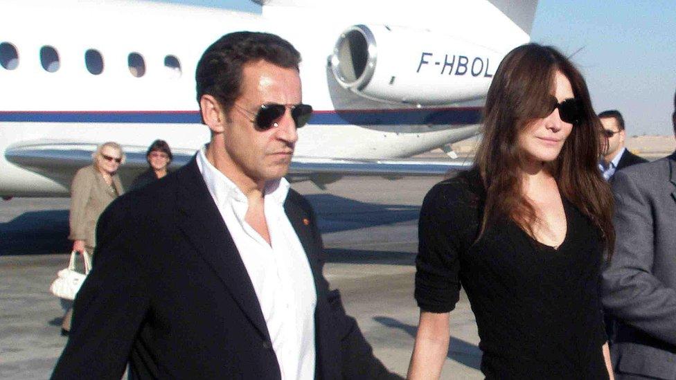 Nicolas Sarkozy and Carla Bruni arrive at Luxor airport (25 December 2007)