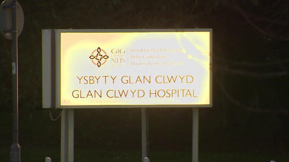 Arwydd Ysbyty Glan Clwyd