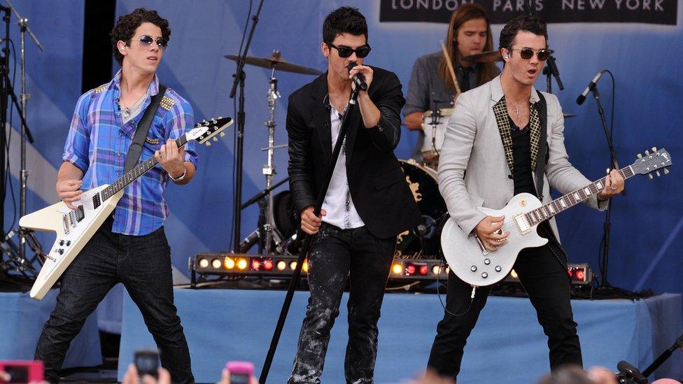 Jonas brothers performing