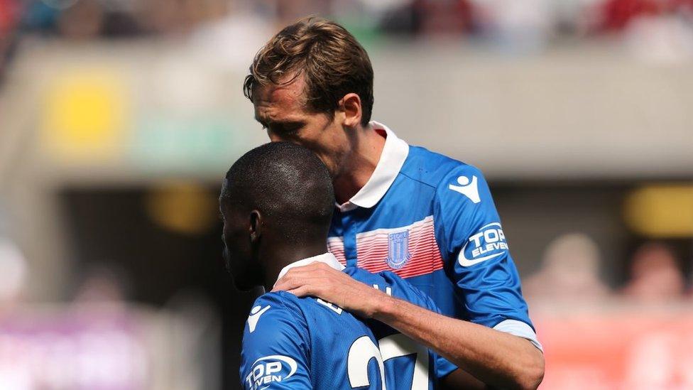 Badou Ndiaye a Peter Crouch