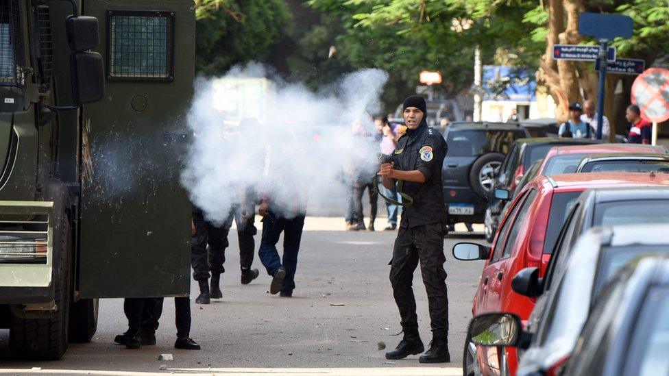 Police fire tear gas at anti-government protesters in Cairo (25 April 2016)