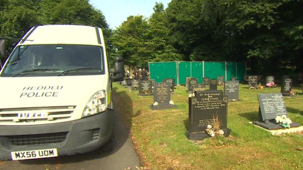 Picture of screens surrounding the grave at Menai Bridge cemetery