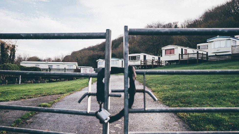 Maes carafannau ger Llangrannog wedi cau am y gaeaf