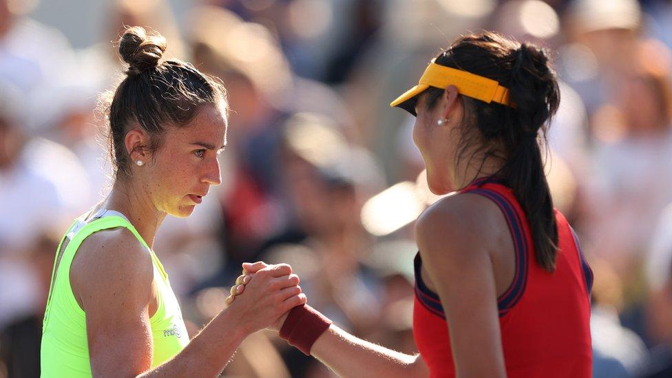 sara-sorribes-tormo-and-emma-raducanu-shake-hands