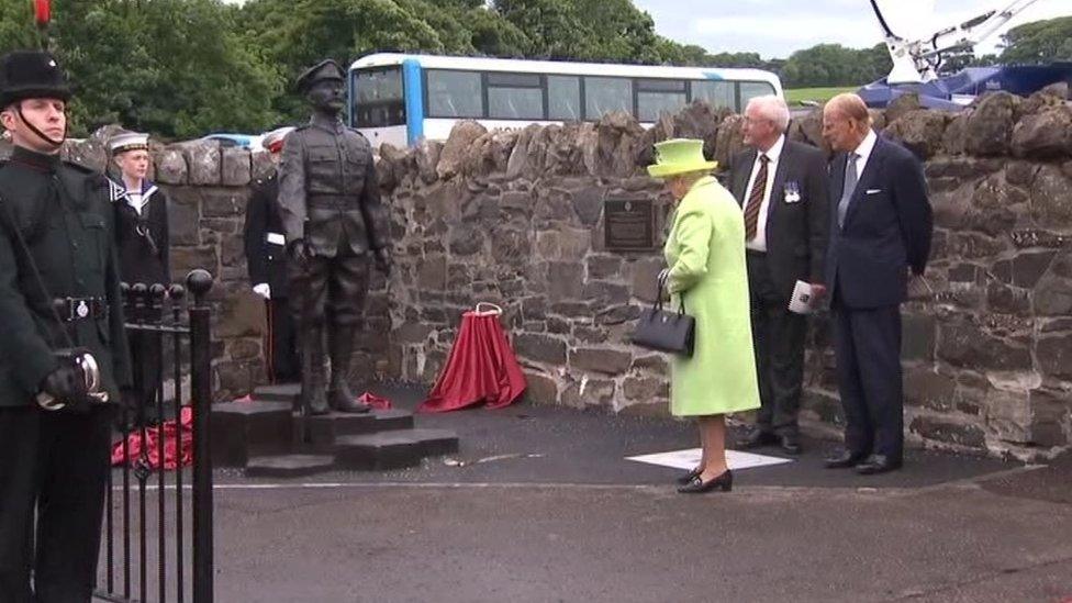 Leonard Quigg said his great uncle crawled "into hell" in a bid to rescue his boss at the Somme