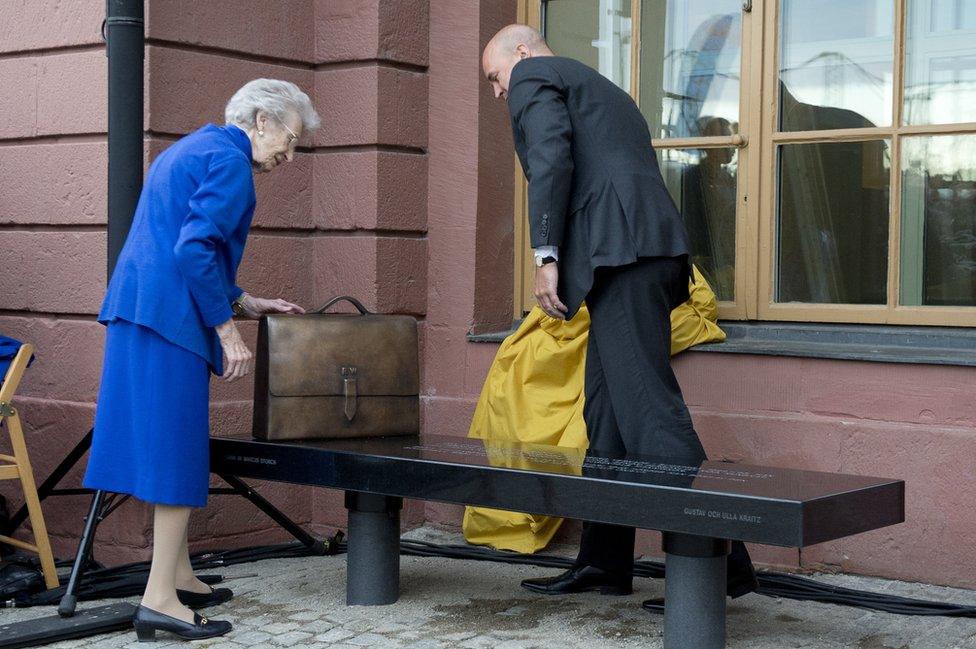 Wallenberg's sister Nina Lagergren and Swedish Prime Minister Fredrik Reinfeldt unveil Wallenberg memorial outside Swedish Foreign Ministry