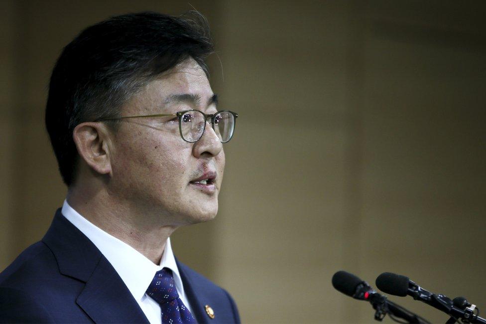 South Korean Unification Minister Hong Yong-pyo announces about the suspension of the Kaesong industrial complex operations at the government complex in Seoul, South Korea, Wednesday, 10 February 2016