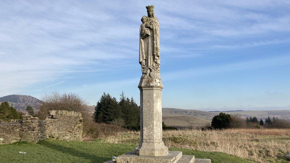 cerflun y Forwyn Fair, Penrhys