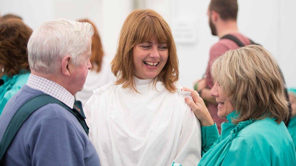 Enillwyr prif wobrau'r Eisteddfod sy'n gwisgo'r wisg wen. // White robes are worn by winners of the main Eisteddfod prizes.