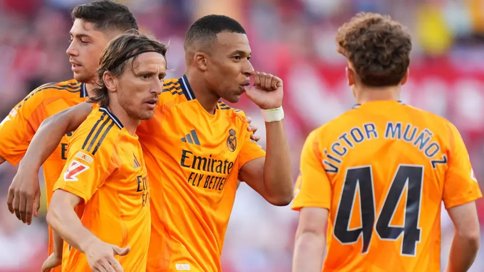 Real Madrid leave it late to beat nine-man Sevilla