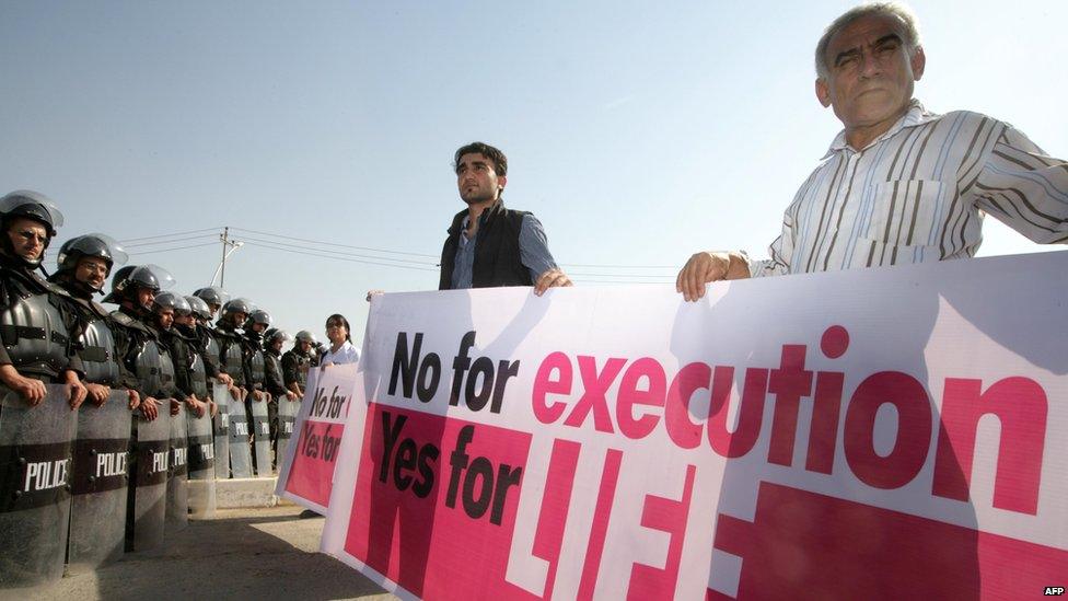 Iranian Kurds protest in the northern Iraqi city of Irbil against the execution of Kurdish rebels in Iran (31 October 2013)