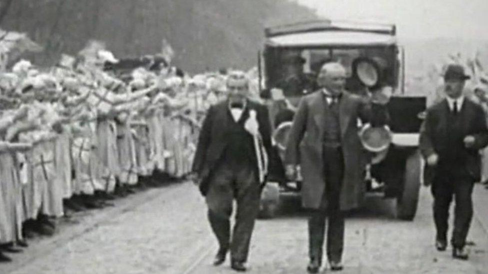 David Lloyd George cheered by crowds