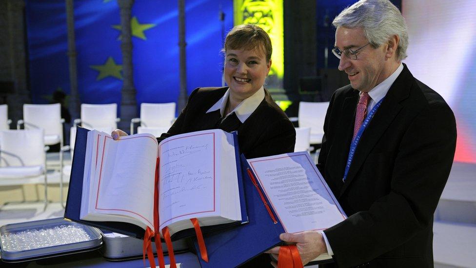 Officials with Lisbon Treaty, 13 Dec 07