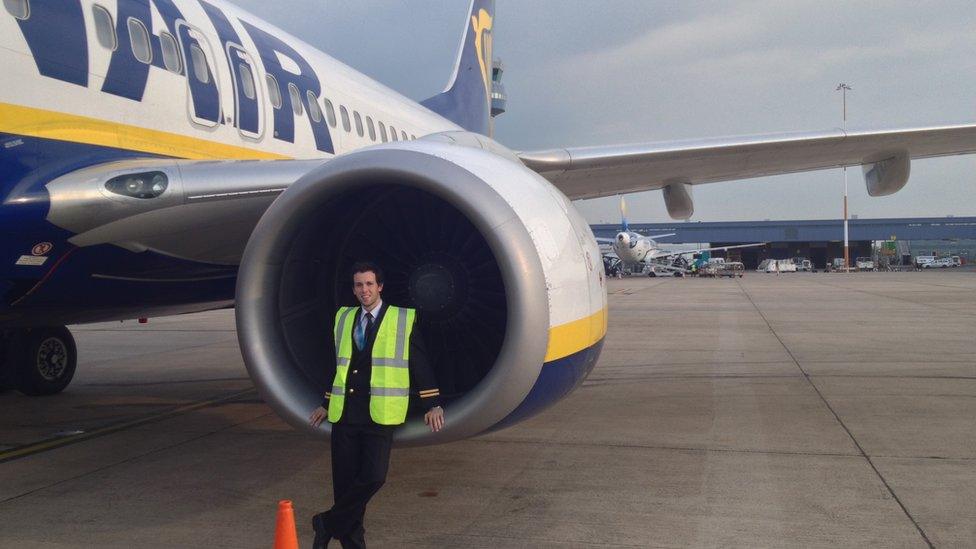 Osian wrth ymyl awyren Ryanair