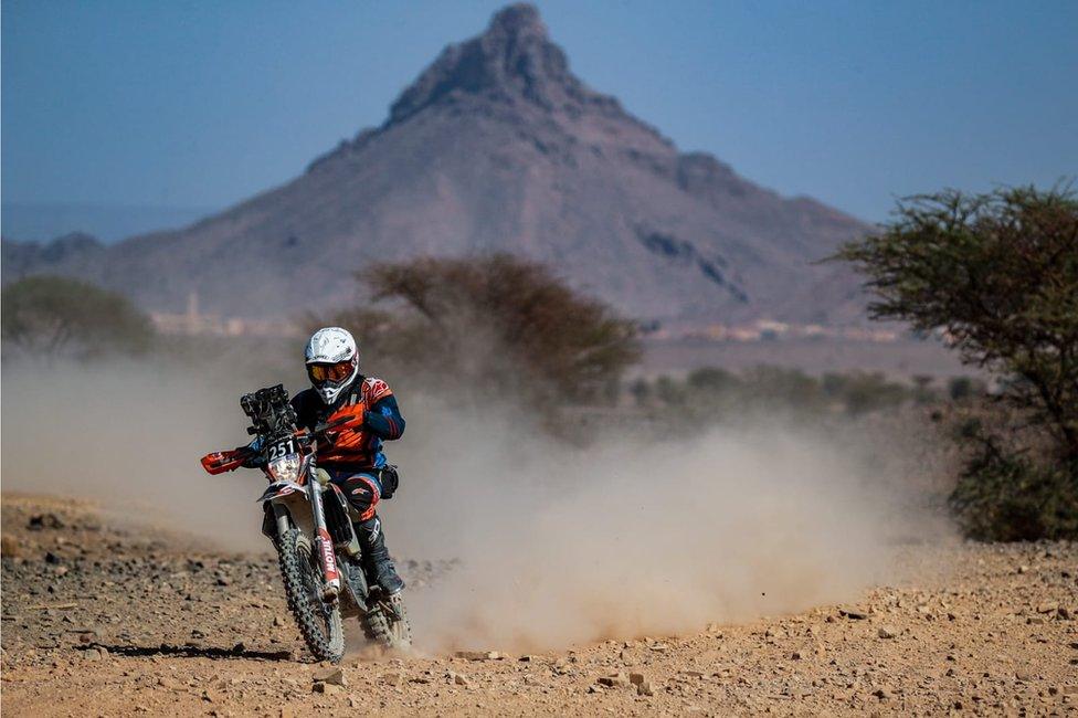 Gwion yn rasio yn Rallye du Maroc yn 2021