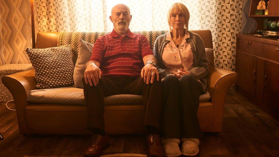 Keith Allen a Sharon Morgan yn portreadu Dai a Pat Williams yn y gyfres