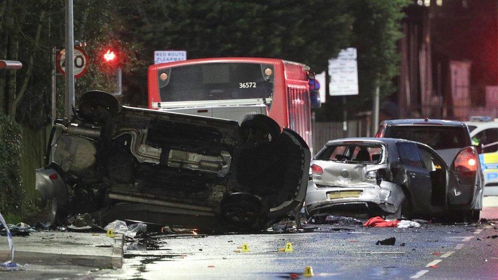 Romford crash: Two dead in seven-vehicle collision - BBC News