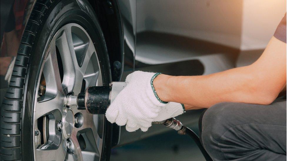 Mechanic changing tyre